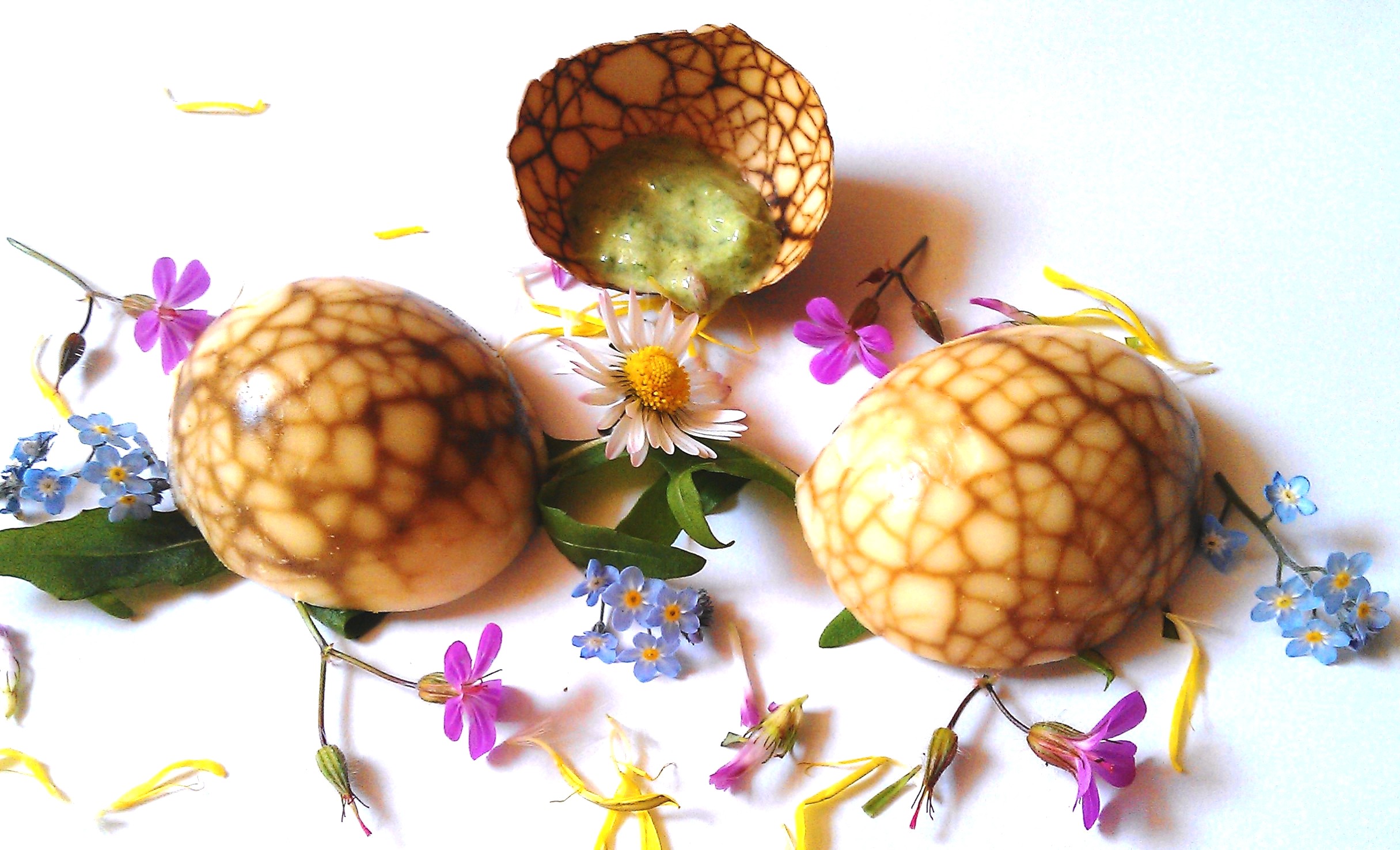 MARBLED EGGS, EDIBLE FLOWERS & RUCOLA with AN EASTER EGG-CRACKING GAME